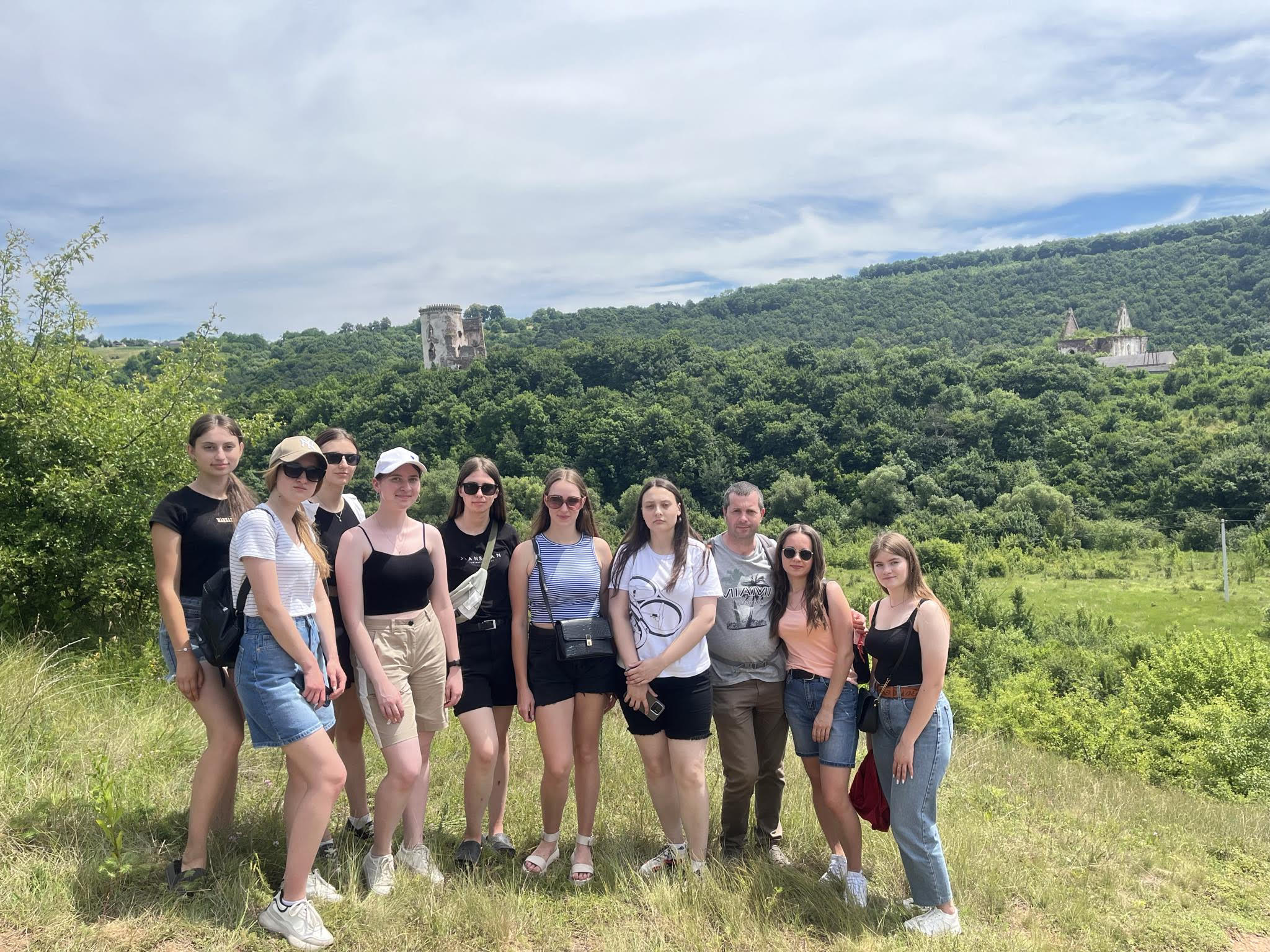 Біля руїн Червоногородського замку та костелу